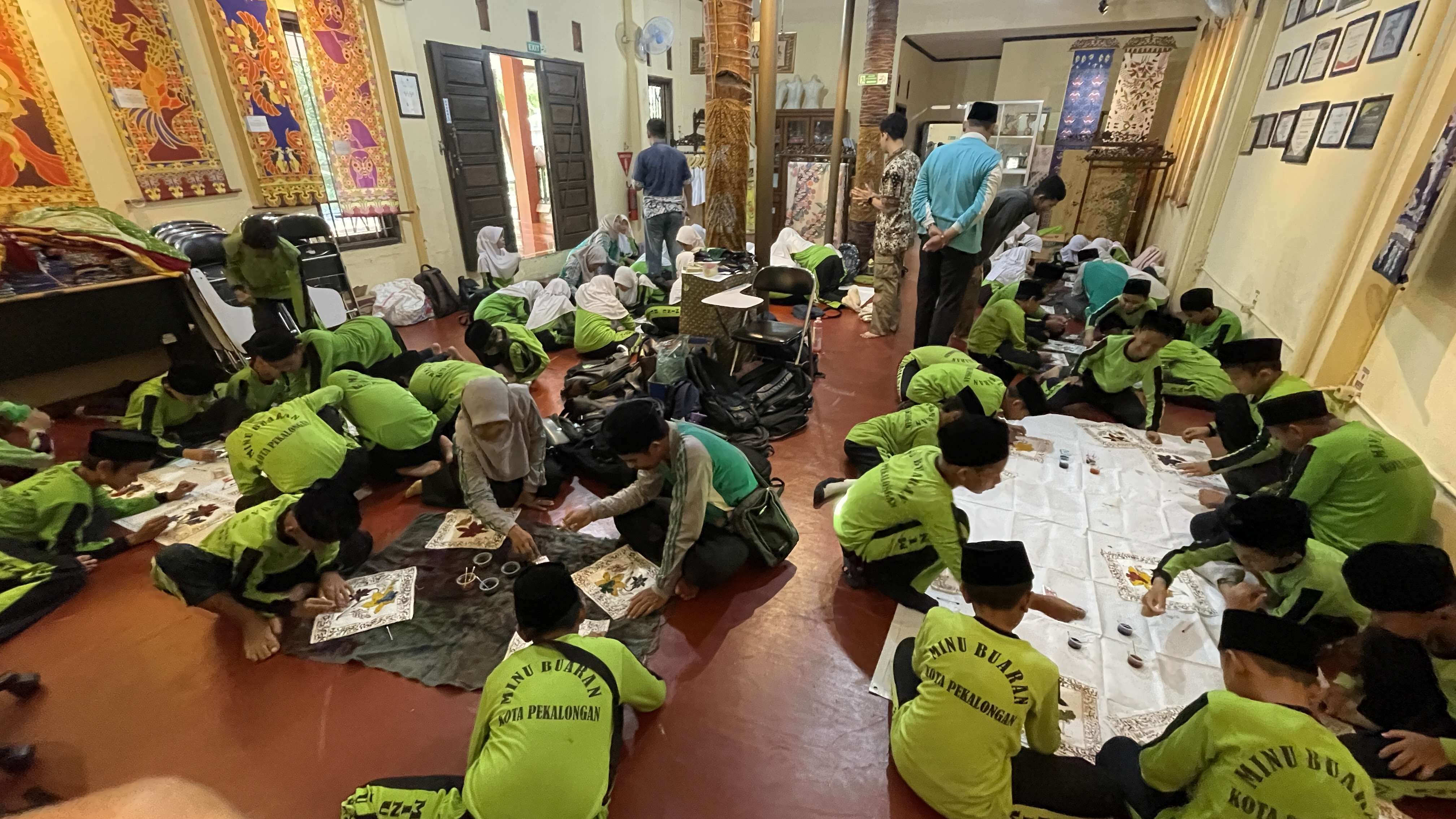 Mencanting Kreasi, Menjaga Tradisi: Kunjungan Edukasi MI NU Buaran di Rumah Batik TBIG