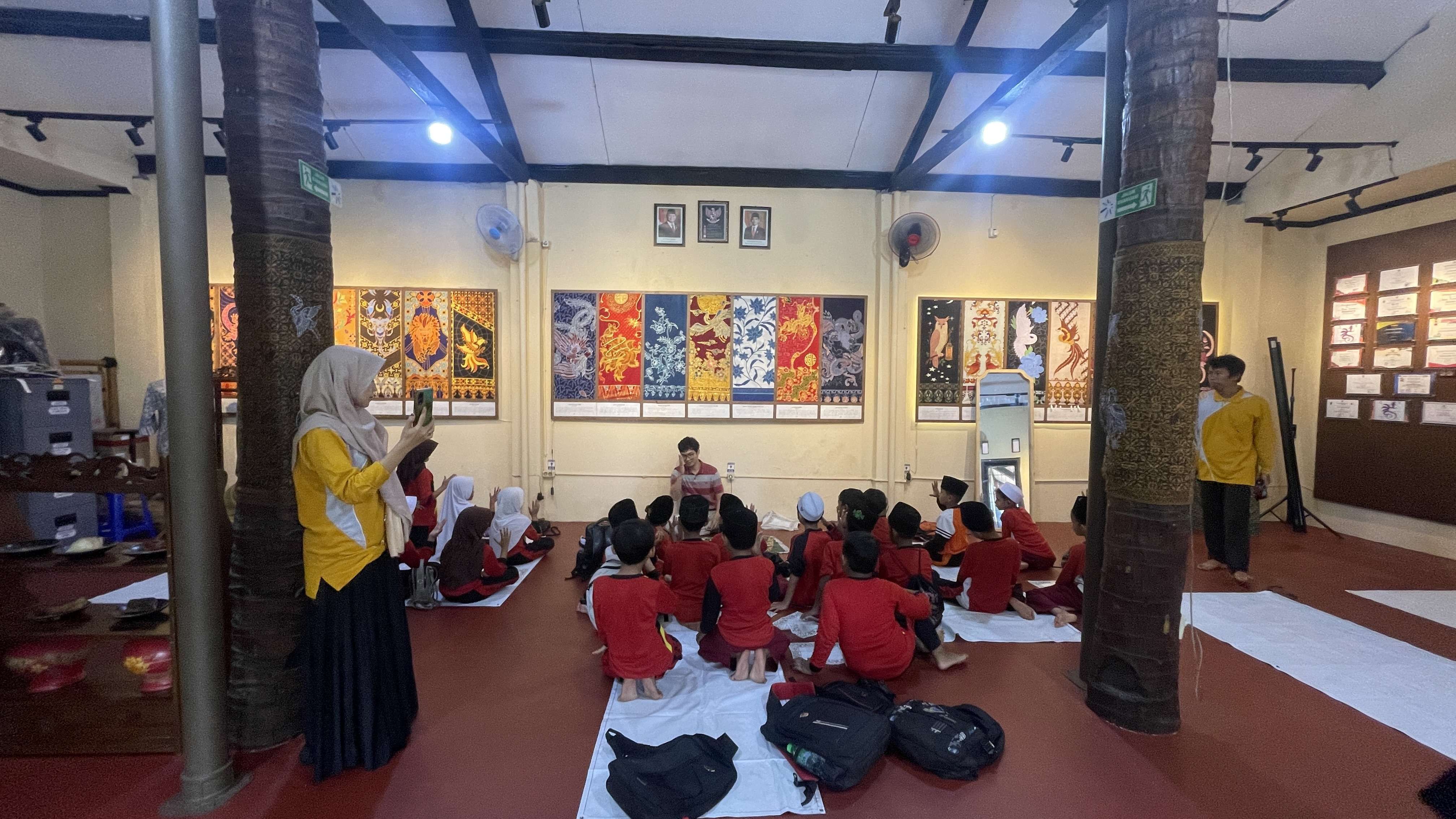 Ekspedisi Budaya MI Walisongo Pajomblangan 1: Menjadi Penjaga Tradisi di Rumah Batik TBIG