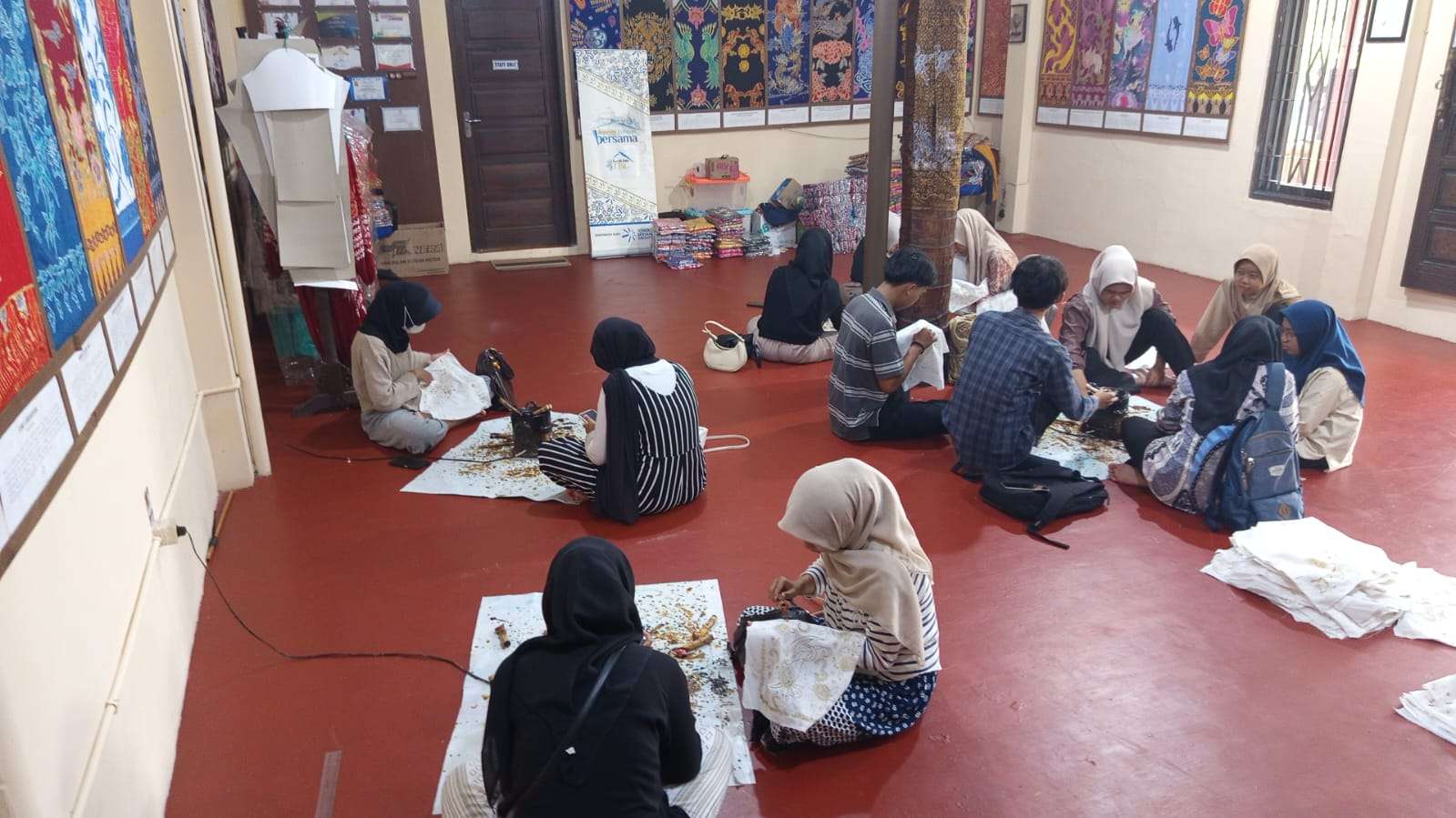 Menyemai Akar Budaya: 260 Mahasiswa PGMI & PGPAUD UIN Gus Dur Pekalongan Membatik di Rumah Batik TBI