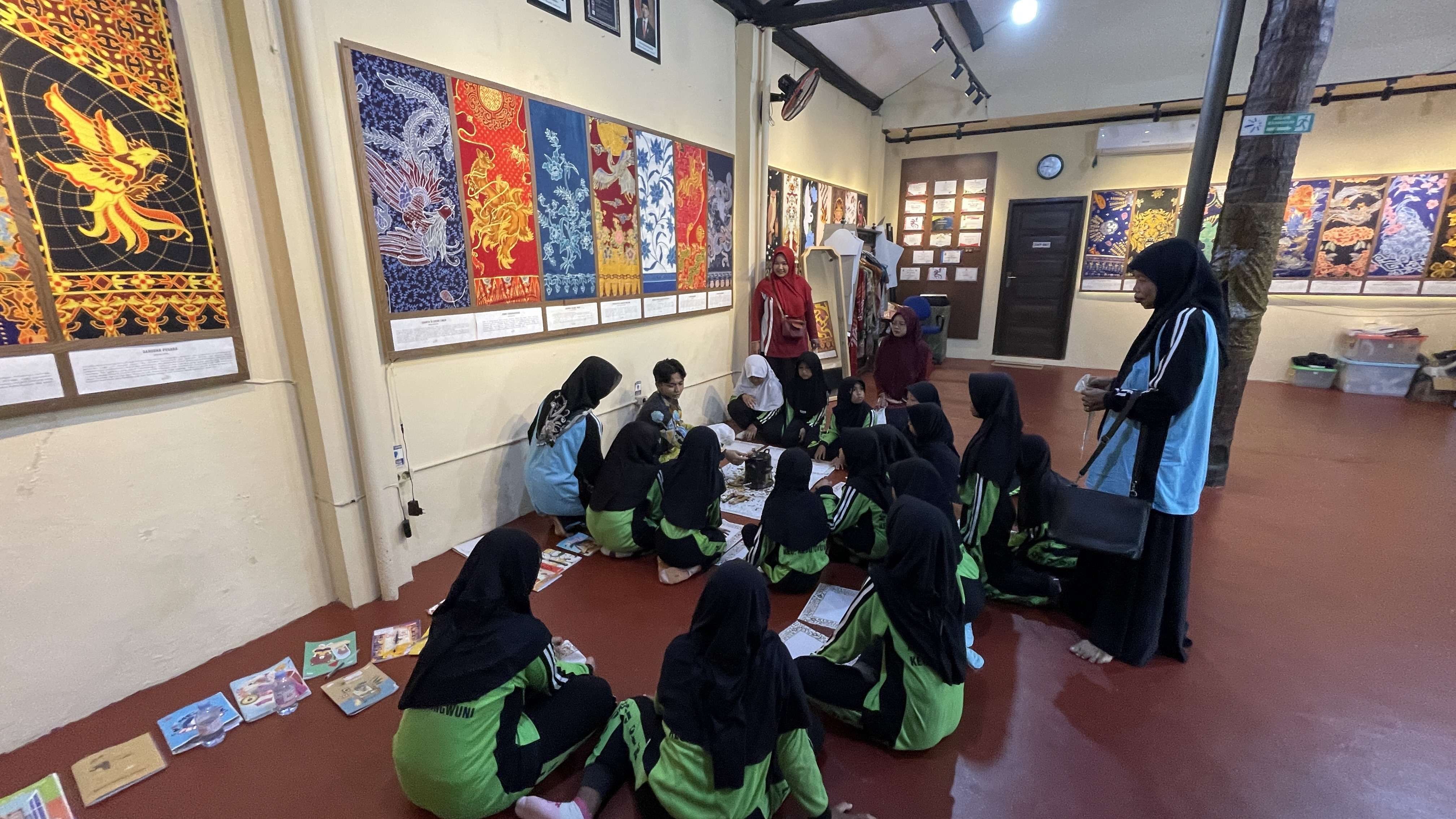 Menorehkan Malam, Melestarikan Budaya: 98 Siswa MIS Proto 2 Kedungwuni Berkreasi di Rumah Batik TBIG