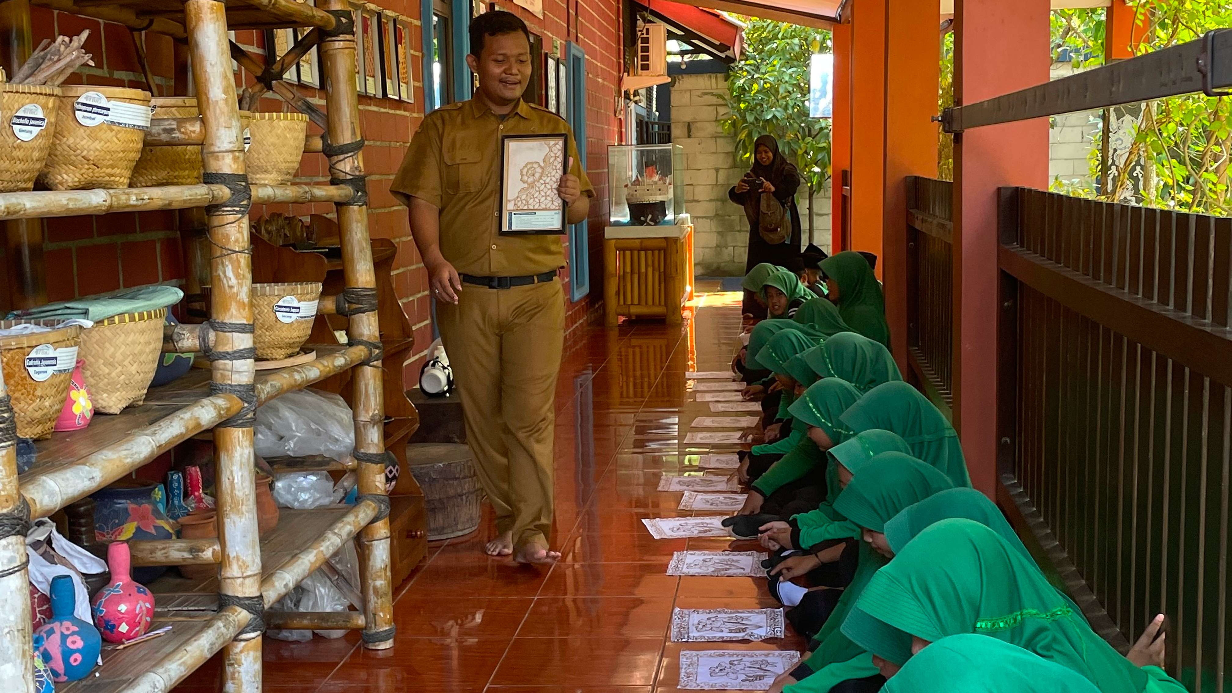 Jejak Kreatif Siswa MI NU Sidomulyo: Belajar Menjaga Warisan di Rumah Batik TBIG