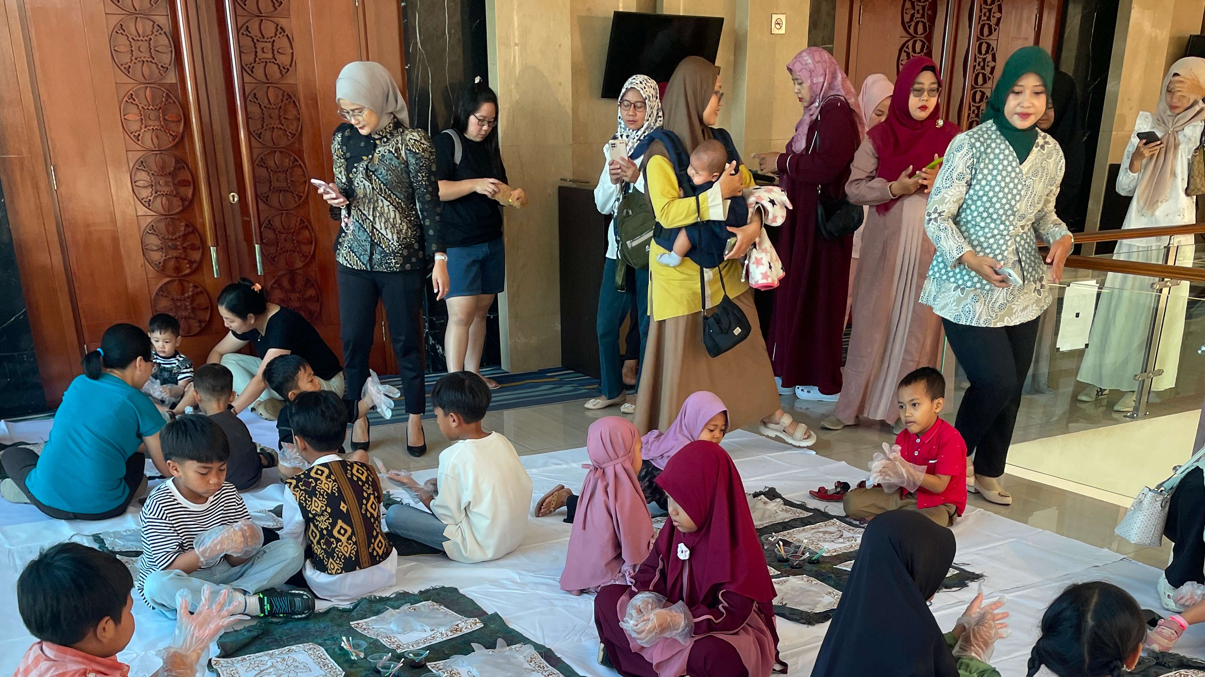 Warna-Warni Kreativitas: Kolaborasi Eksklusif Fun Batik Education Rumah Batik TBIG x Hotel Santika P