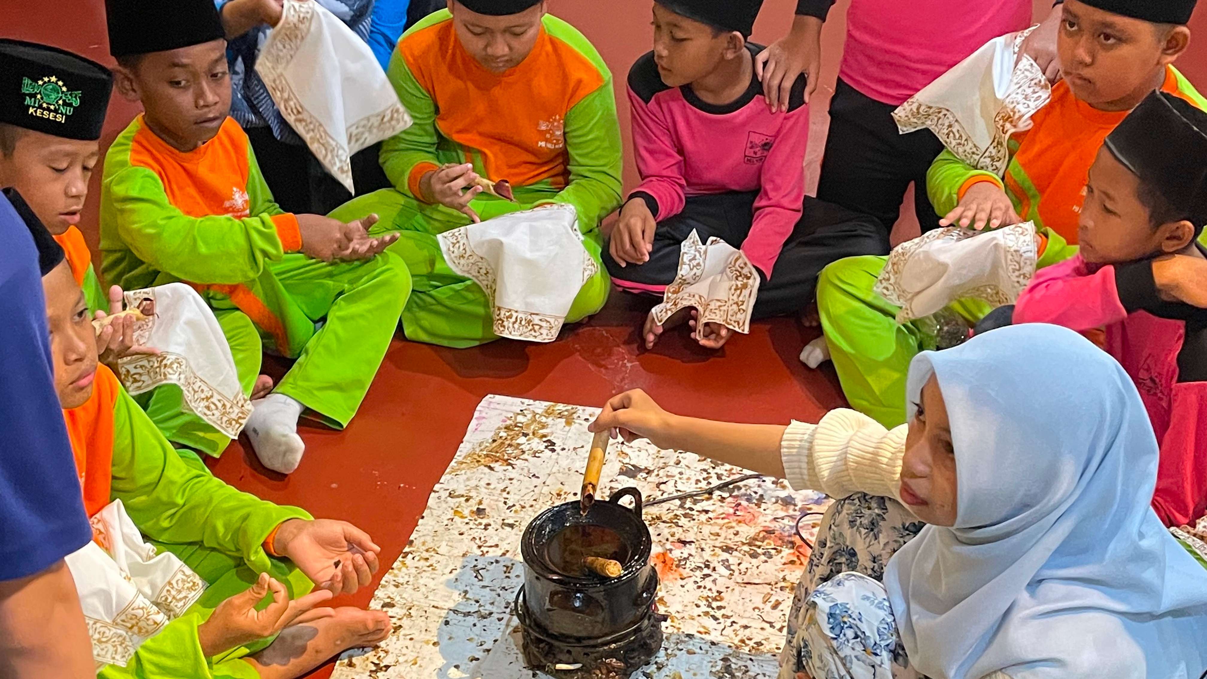 Keseruan Literasi Budaya: 154 Siswa MI NU Kesesi Belajar Membatik di Rumah Batik TBIG
